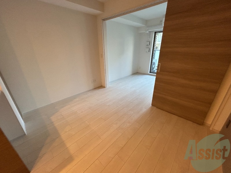 居室・リビング　１０．１帖のＬＤＫです。テレビやソファの設置が可能です。