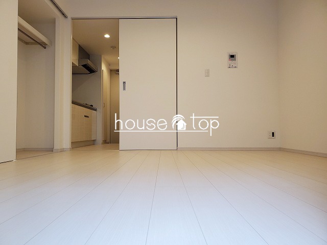 居室・リビング　テーブルやベッドなど設置可能