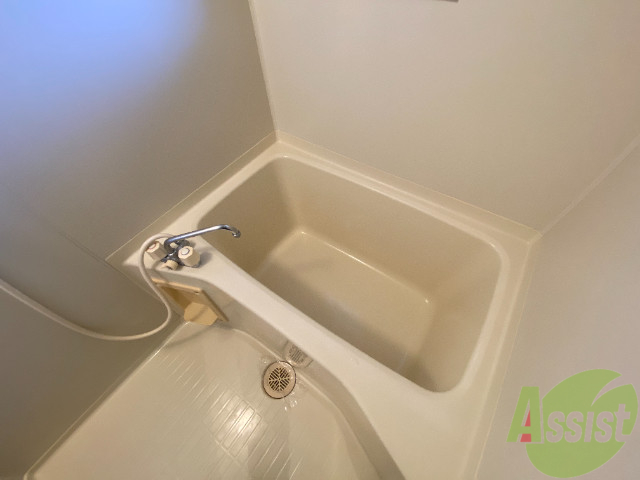 バス・シャワールーム　バスルームは狭すぎず、シャワーも浴びやすそうです。