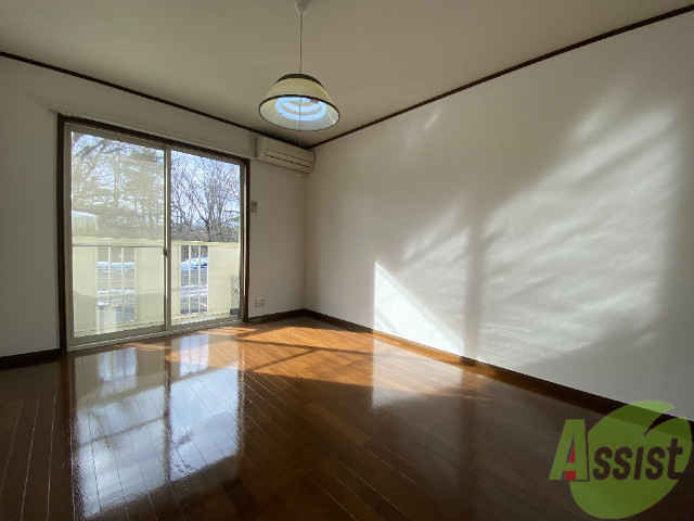 居室・リビング　８帖の洋室です。広々として、きれいですね。