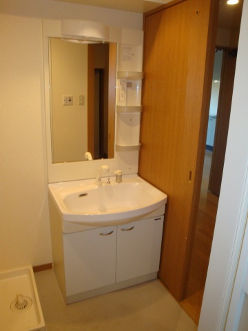 洗面設備　写真は別のお部屋です。現況優先ください。