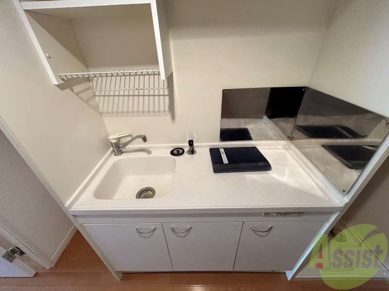 キッチン　コンロ側には壁が汚れないよう対策がしてあります。