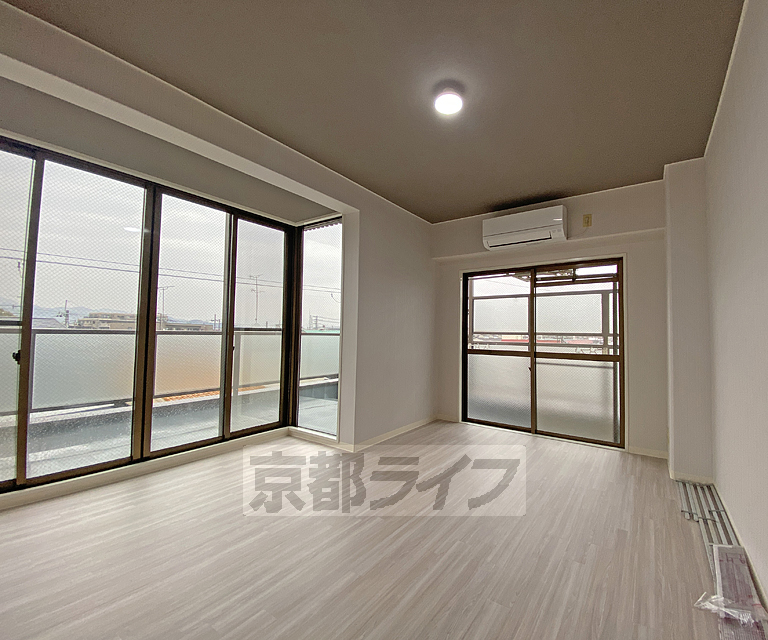 居室・リビング　落ち着いた雰囲気のお部屋です