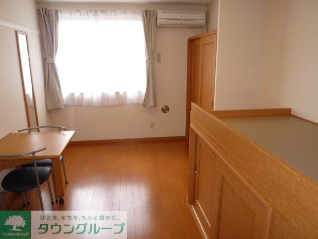 居室・リビング　1階はフローリング、2階はじゅうたんです。