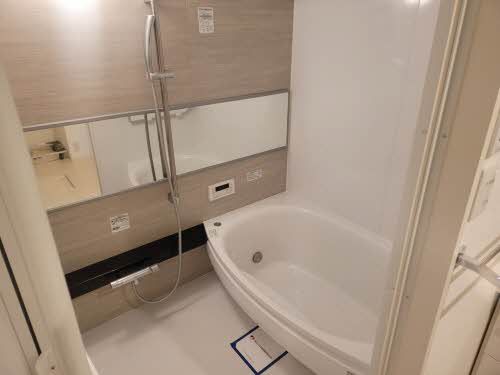 バス・シャワールーム　大きな鏡を取り入れており、心地よいリラックス空間が広がる浴…