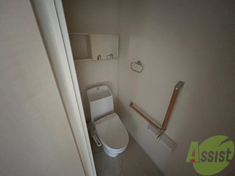 トイレ　トイレはウォシュレット機能付きです。安心して使用できますね。