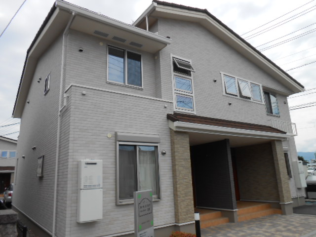 建物外観　建物玄関側（北面）を北東方向より撮影