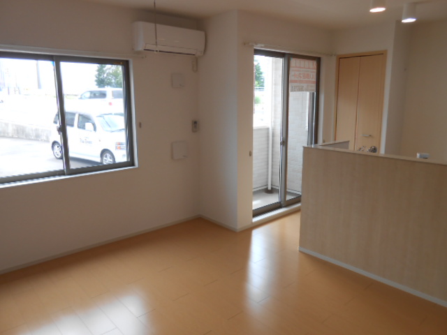 居室・リビング　南面リビング（１２．１畳）・エアコン完備