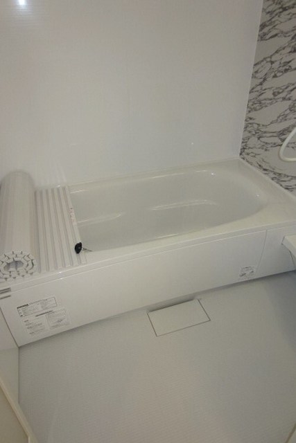 バス・シャワールーム　足を伸ばしきれるバスルーム。