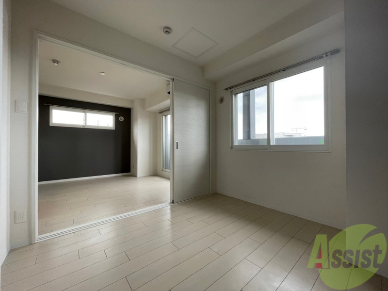 その他部屋・スペース　寝室はこちらです。光が差し込む、温かみのあるお部屋です。