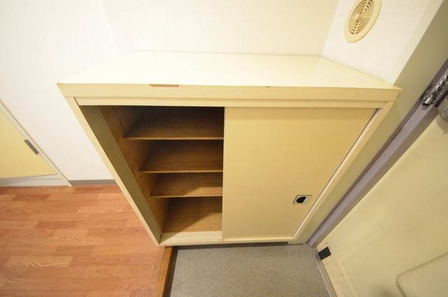 玄関　☆靴は靴箱に☆