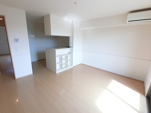 居室・リビング　明るいフローリングフロアです。