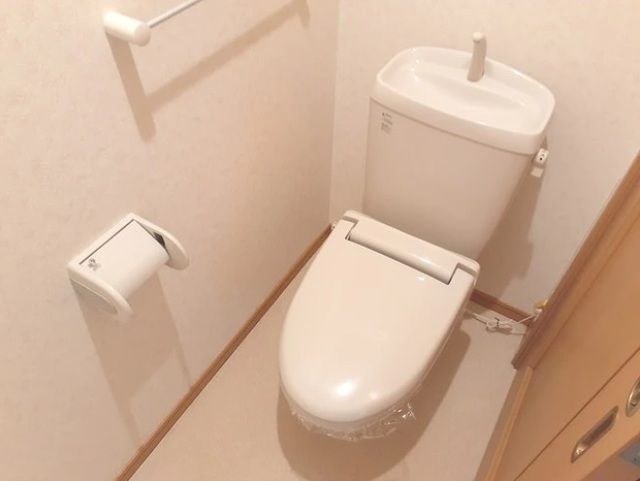 トイレ　暖房便座付きトイレです