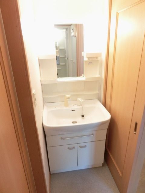 洗面設備　朝の身支度に便利な洗髪洗面化粧台です