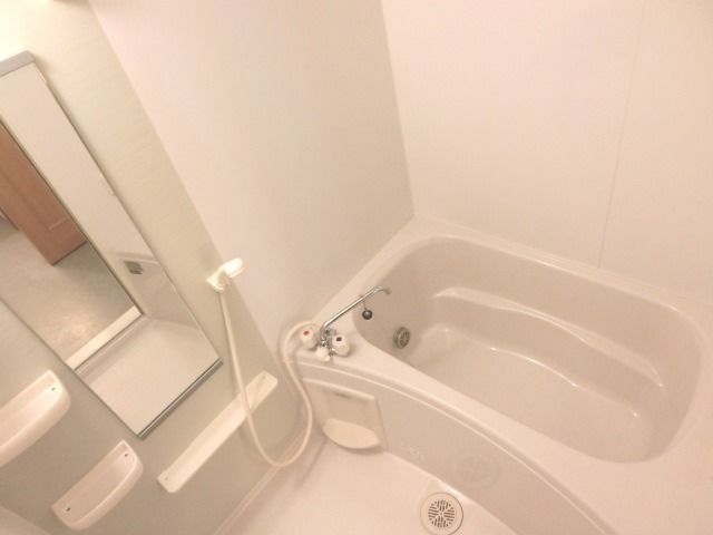 バス・シャワールーム　一日の疲れを癒してくれる追焚機能付バスルームです