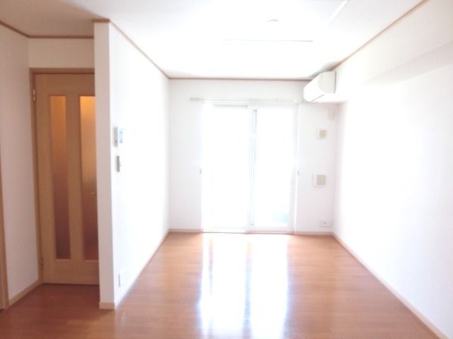 居室・リビング　12.9帖のリビングでゆったり過ごせます