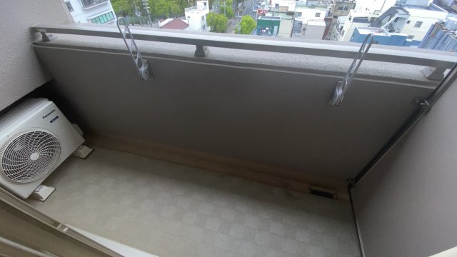 バルコニー　暖かな日差しのふりそそぐバルコニー