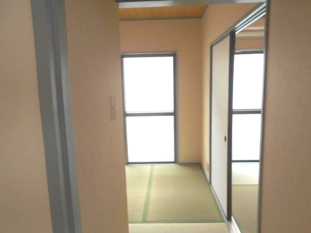 エントランス　イメージとして同建物他部屋を表示しています