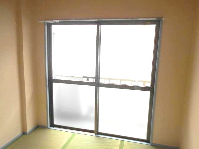 居室・リビング　イメージとして同建物他部屋を表示しています