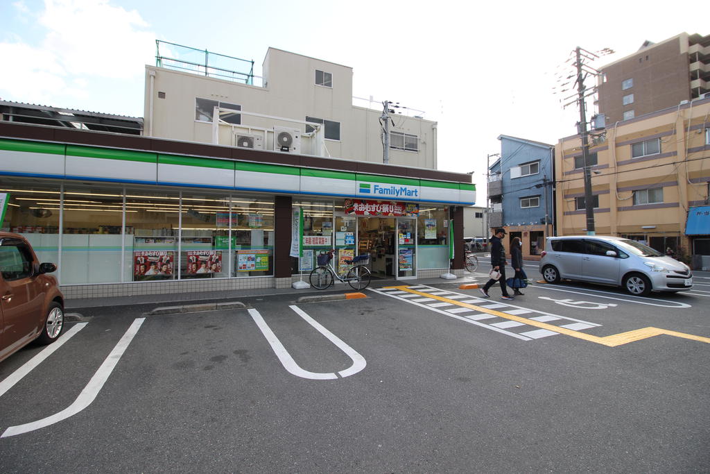 コンビニ　ファミリーマート今津中三丁目店（コンビニ）まで297m
