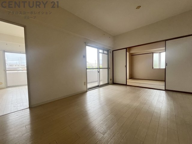 居室・リビング　各部屋につながるリビングルーム♪