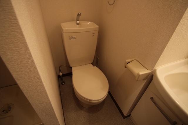 トイレ　他のお部屋の参考写真となります。