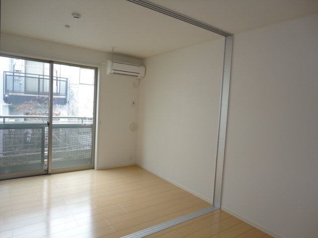 居室・リビング　ワイドな窓で通風、採光に優れたお部屋です！