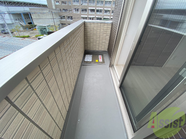 バルコニー　バルコニーも広々としています。洗濯物を干すには十分ですね。