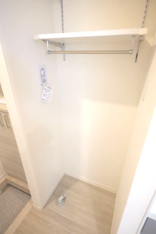 その他　うれしい棚付きの洗濯機置場。