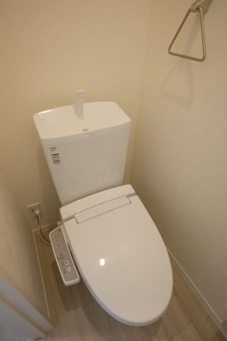 トイレ　もちろんウォシュレットが付いています。