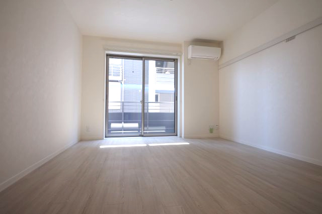 居室・リビング　明るい木目調のお部屋です。