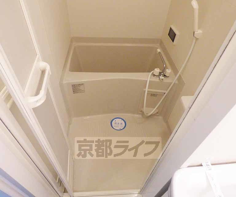 バス・シャワールーム　清潔感のあるお風呂です。