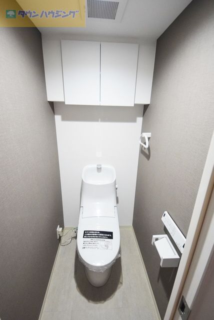 トイレ　ウォシュレット完備・収納棚ございます