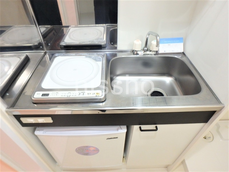 キッチン　ミニ冷蔵庫、ＩＨコンロ１口つき　※別号室の写真