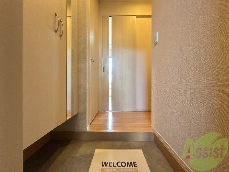 玄関　玄関からの様子です。すぐ部屋が見えないのは安心ですね。