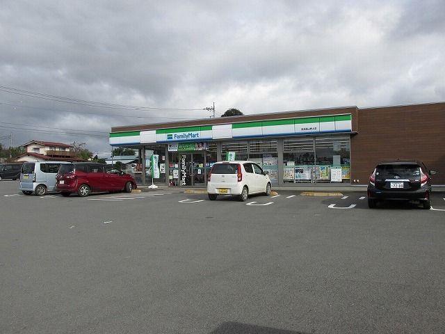 コンビニ　ファミリーマート（コンビニ）まで750m