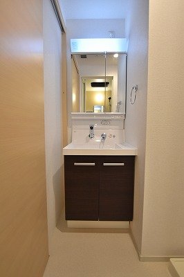 洗面設備　ゆったりとスペースのある洗面所