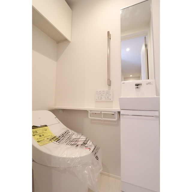 トイレ　鏡付きのトイレスペース♪