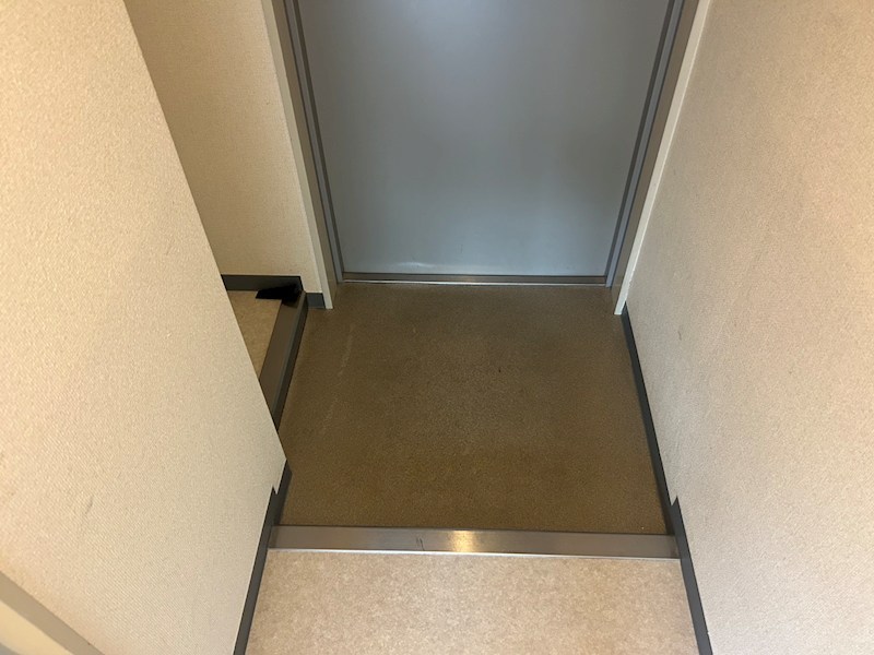 玄関　写真は107号