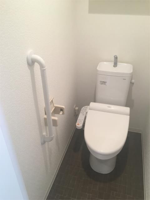 トイレ　落ち着いた色調のトイレです