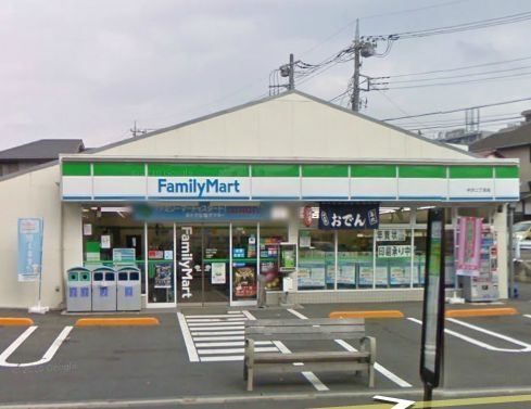 コンビニ　ファミリーマート（コンビニ）まで590m