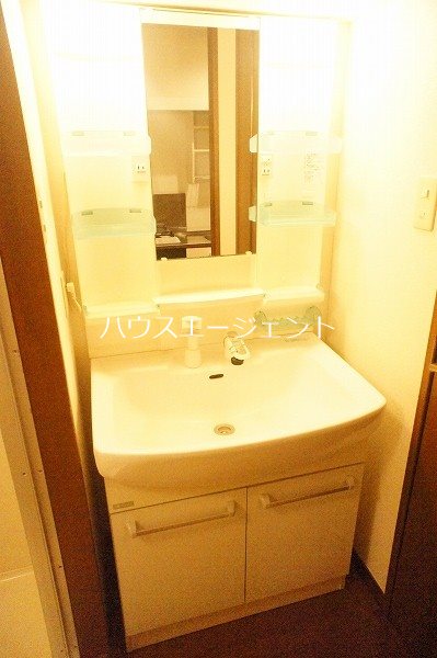 洗面設備　朝にうれしい洗髪洗面化粧台です。※別部屋参考写真