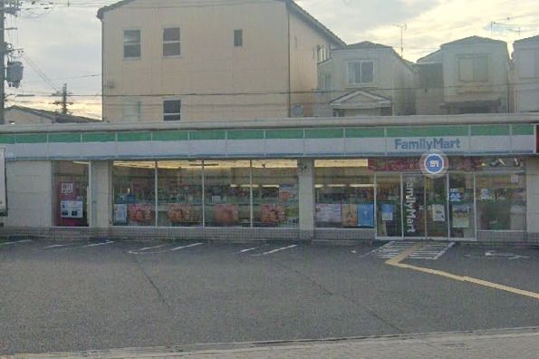 コンビニ　ファミリーマート 三津屋中三丁目店（コンビニ）まで1153m