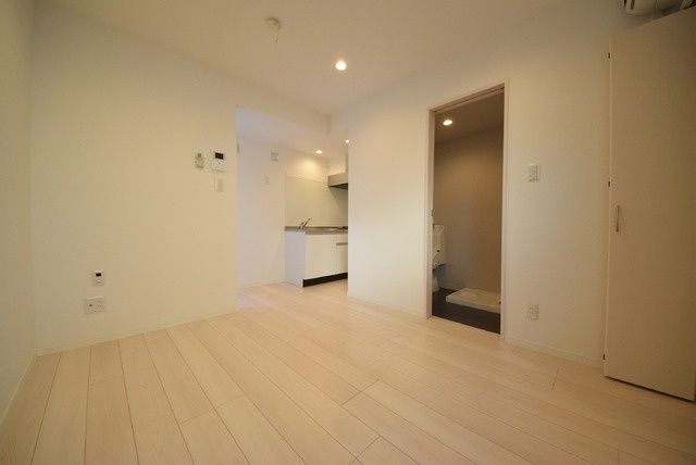 居室・リビング　白基調としたお部屋　エアコン