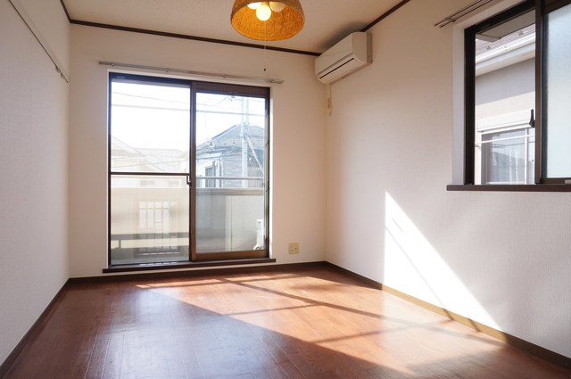 居室・リビング　２面採光なので、明るく風通しのよいお部屋です♪