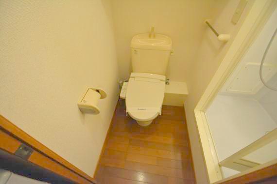 トイレ　綺麗なトイレにはウォシュレット標準装備です。