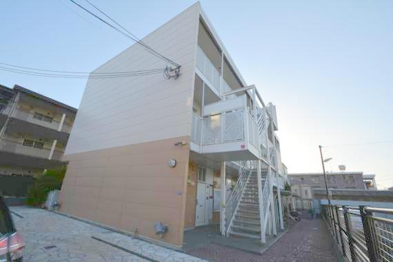 建物外観　存在感のある外観は落ちついた色合いで、堂々としていますね。