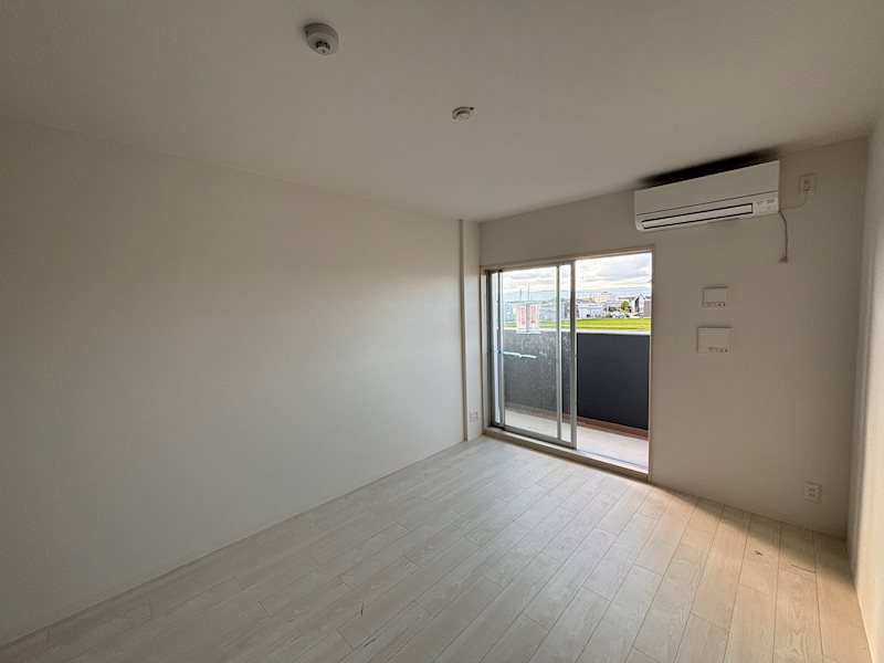 居室・リビング　※同建物の別のお部屋の写真です。