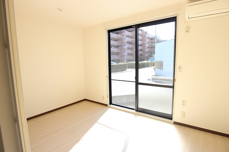 居室・リビング　1Fでも日差しが差し込む明るいお部屋！