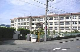 中学校　豊中市立第十一中学校（中学校）まで2556m
